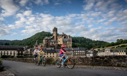 Vélo en famille dans la vallée du Lot en Aveyron © G. Alric Tourisme Aveyron