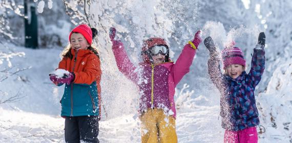 Jeux d'enfants dans la neige en Aubrac © G. Alric - Aveyron Attractivité Tourisme