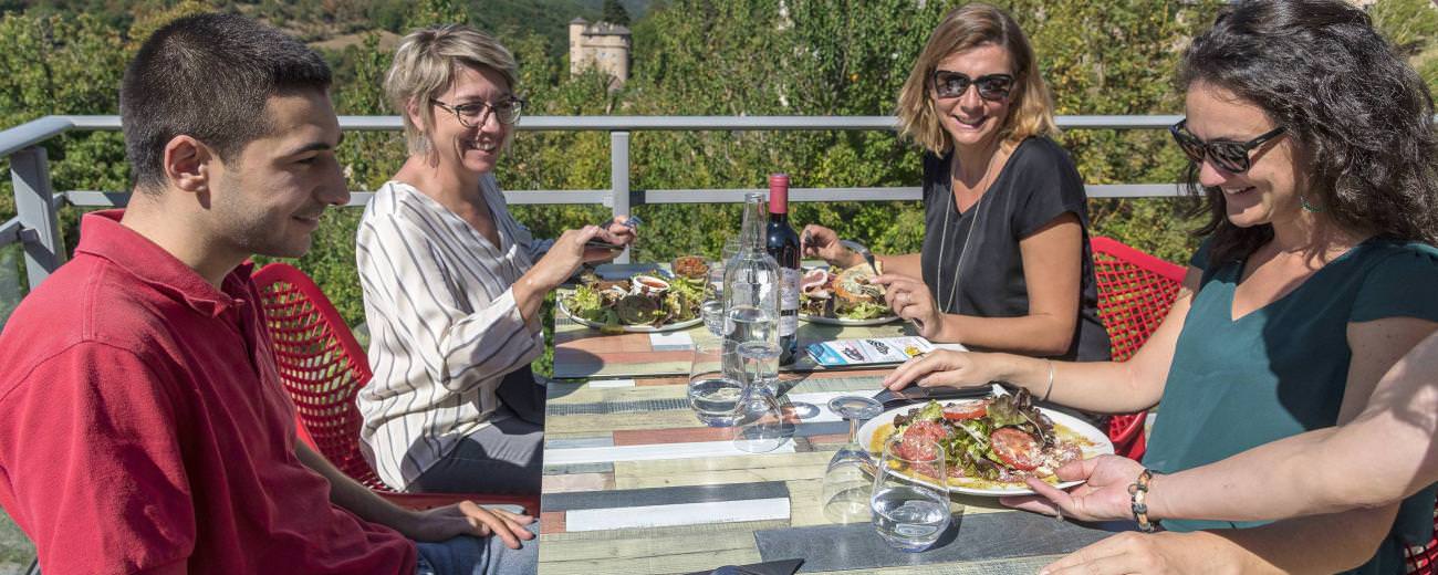 Repas en terrasse à Saint Léons © Micropolis