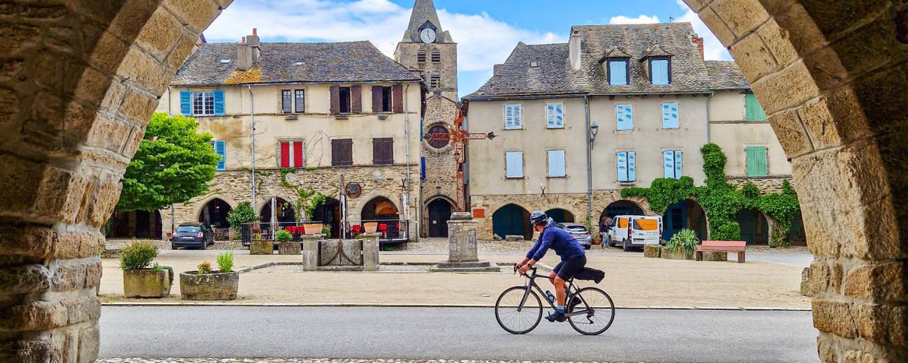 Sauveterre-de-Rouergue à vélo ©Julien Audigier