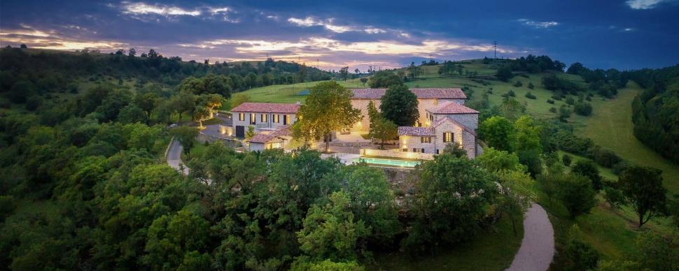 Vue en hauteur sur le domaine de Baldassé à Saint-Affrique
