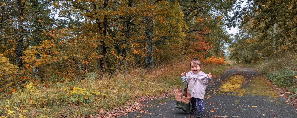 Bébé qui se promène en automne