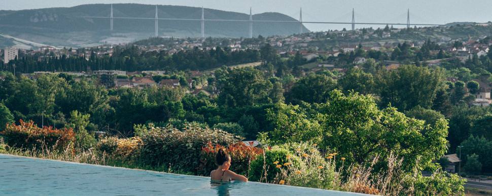 Baignade avec vue sur le Viaduc de Millau Paddle à la Cascade des Baumes à Saint-Rome-de-Tarn Canoë transparent sur le tarn en Aveyron ©La Poze - Aveyron Attractivité Tourisme