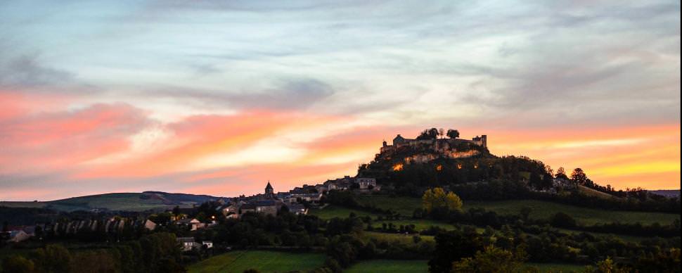Séverac-le-Château au crépuscule © M. Hennessy - Tourisme Aveyron