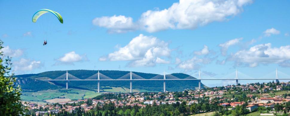 Parapente au dessus du Viaduc ©M. Hennessy - Aveyron Attractivité Tourisme