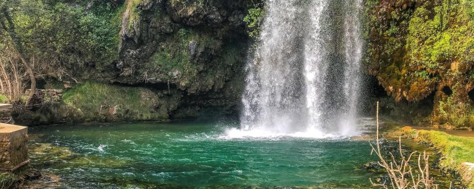 Cascade en plein coeur du village de Salles-la-Source
