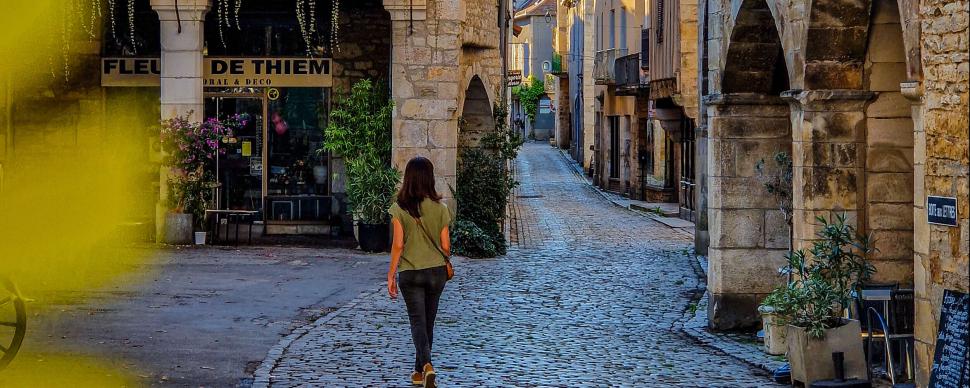 Dans les rues de Villeneuve d'Aveyron ©Julien Audigier - Aveyron Attractivité Tourisme