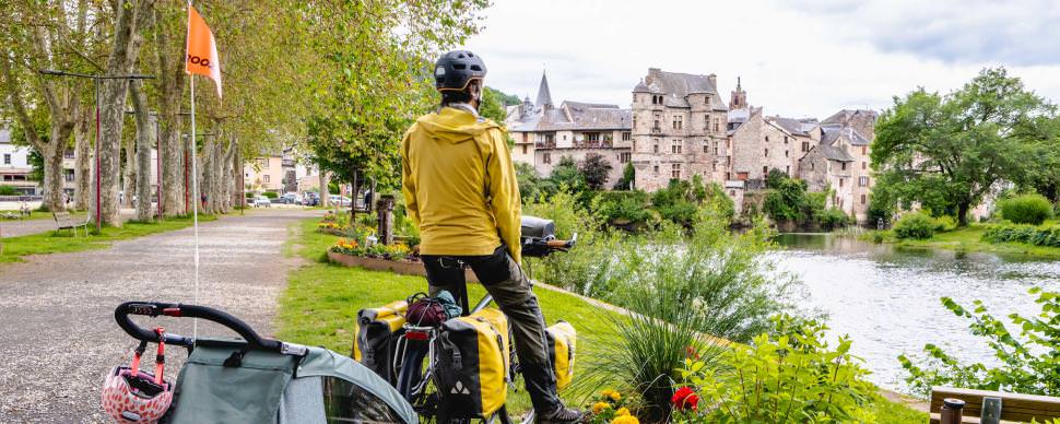 Vue sur le Vieux Palais au bord du Lot à vélo à Espalion ©M. Colas - Un Monde à Vélo