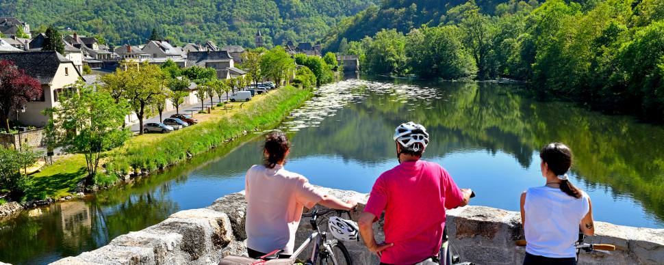 Vue sur le Lot depuis le pont d'Entraygues-sur-Truyère, itinéraire V86 en Aveyron ©Joel Damase