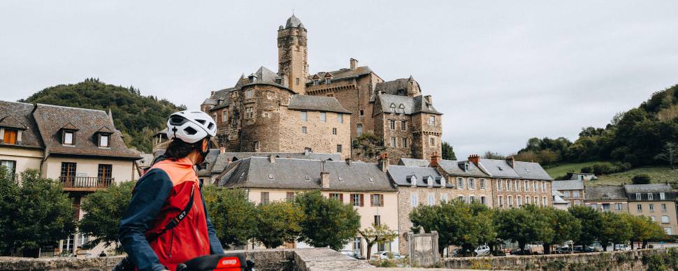 Vue sur le Château d'Estaing Vallée du Lot à Vélo ©M-C Teulières - Michmich en Vadrouille