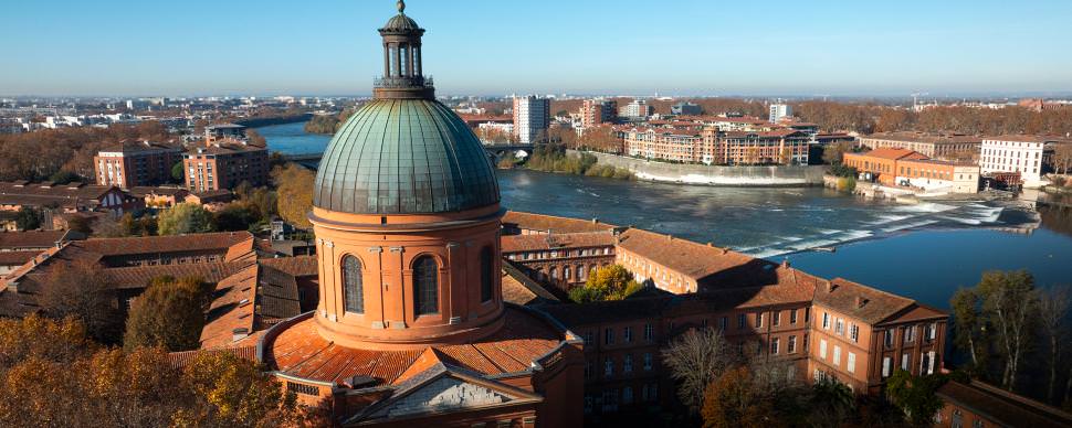 Arrivée à la ville Rose : Toulouse ©AnderAnderA Production