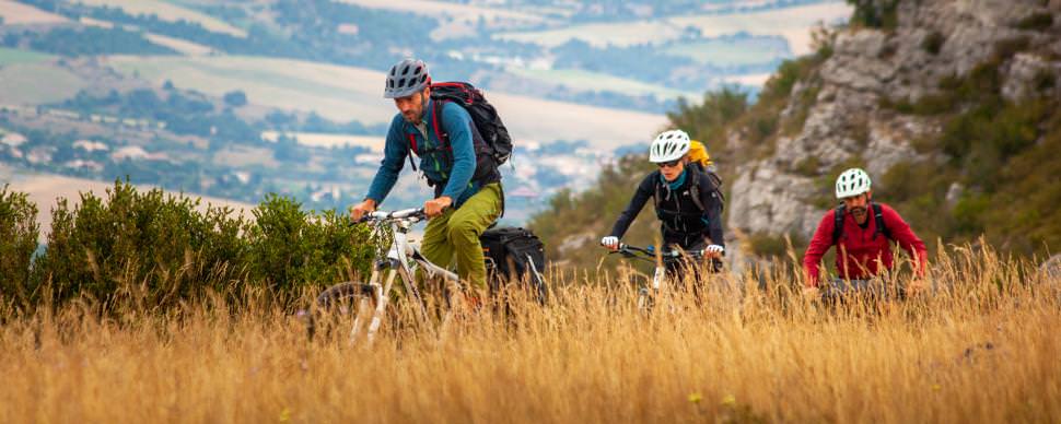 Sentier vers les hauteurs de Millau ©Aloha Studio / GTMC-VTT