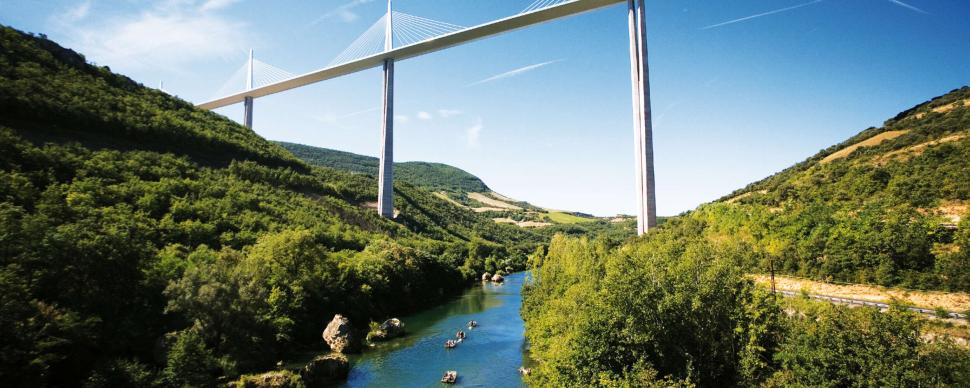 Bateliers sous le viaduc de Millau © Les Bateliers du Viaduc