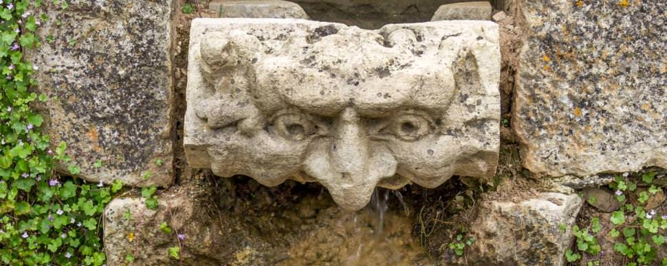 Fontaine du jardin du château de Bournazel Aveyron ©M. Girardon Tourisme Aveyron