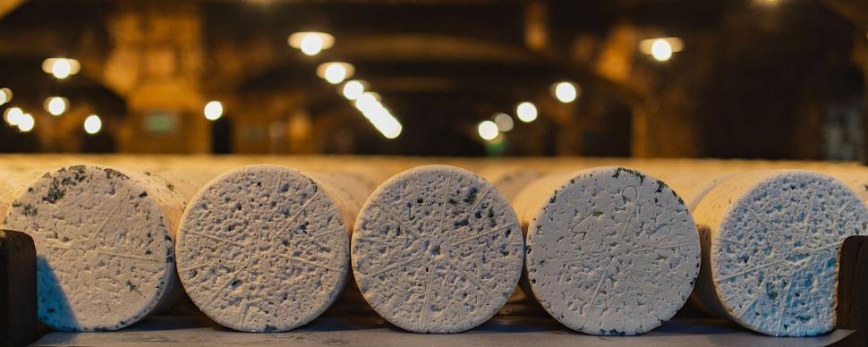 Expérience à vivre en Aveyron : visite Caves Roquefort Société