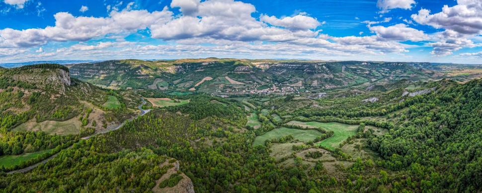 Une rando au temps du Jurassique – entre paysages vertigineux et trésors fossiles ©V. Govignon - Roquefort Tourisme