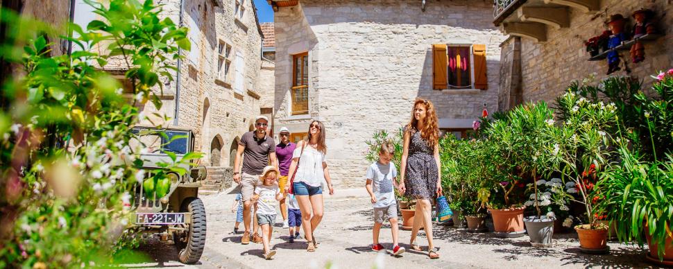 En balade en famille à Villeneuve d'Aveyron © G. Cassiau - agence les conteurs