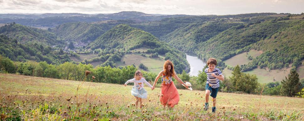 Famille qui contemple la vallée depuis Fombilou
