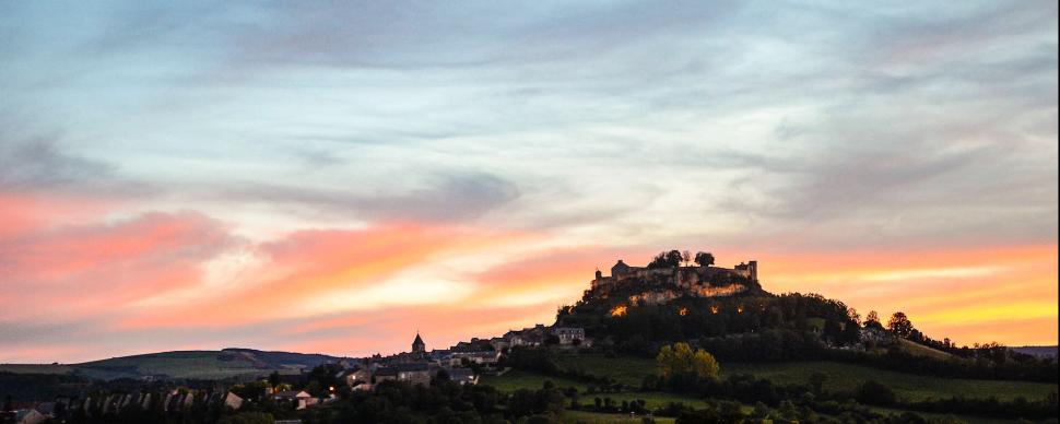 Sévérac-le-Château au crépuscule  © M. Hennessy - Tourisme Aveyron