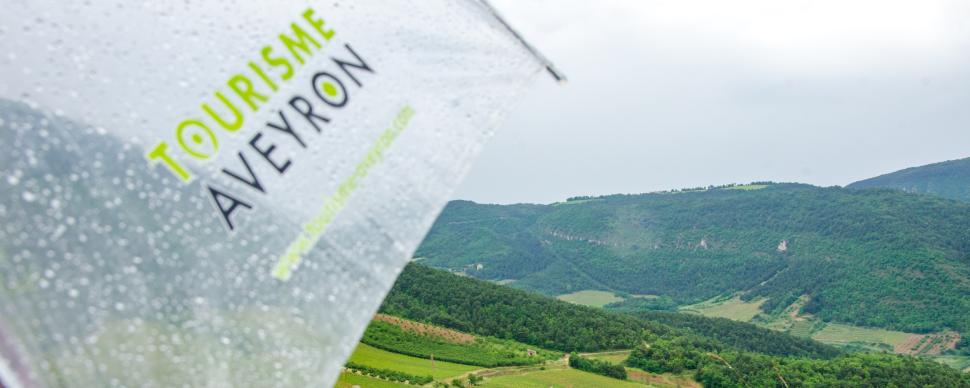 Vue depuis le Château de Peyrelade sur la Vallée du Tarn sous la pluie ©M. Hennessy - Aveyron Attractivité Tourisme
