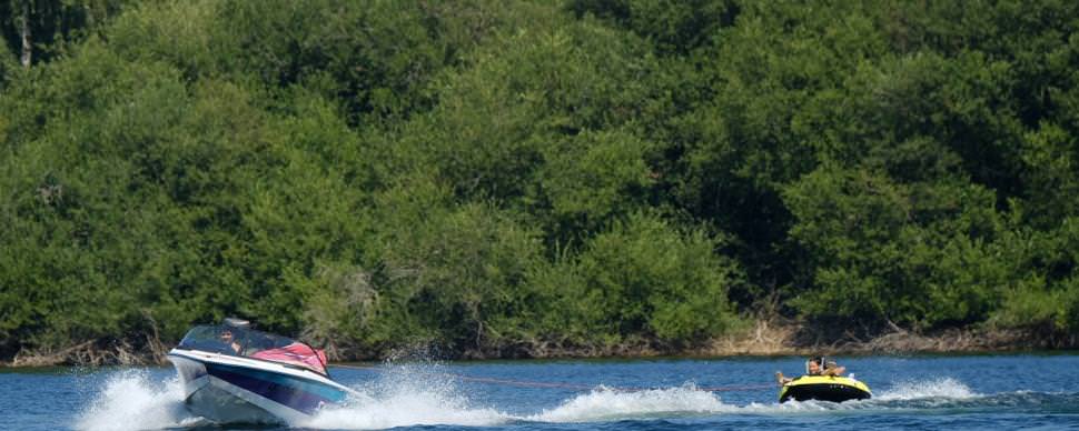 Bouée tractée sur le lac de Pareloup © Richard Storchi
