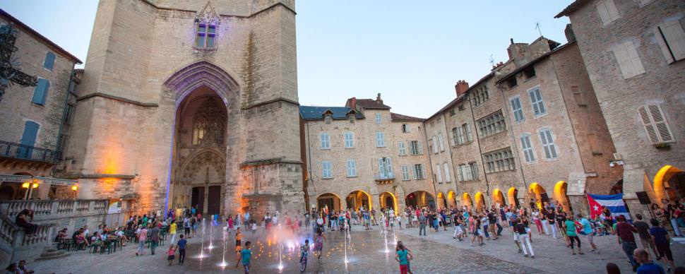 Soir de fête à Villefranche-de-Rouergue sur la ligne des Bastides © D. Trebosc - Ciel bleu