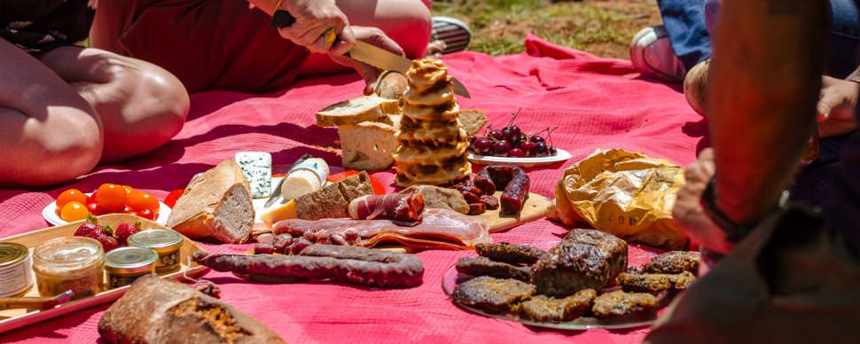Pique-nique sur les hauteurs de Salles-la-Source ©M. Hennessy - Aveyron Attractivité Tourisme