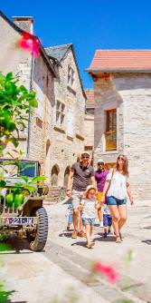 Famille à Villeneuve d'Aveyron  © G. Cassiau - agence les conteurs