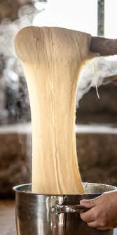 Preparation Aligot Cap Combattut-© B. Colomb - Lozère Sauvage pour PACT Aubrac