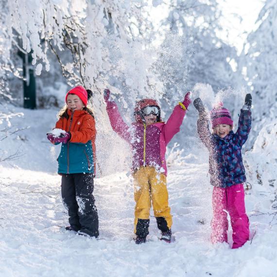 Enfants qui jouent dans la neige sur l'Aubrac © G.Alric - Aveyron Attractivité Tourisme 