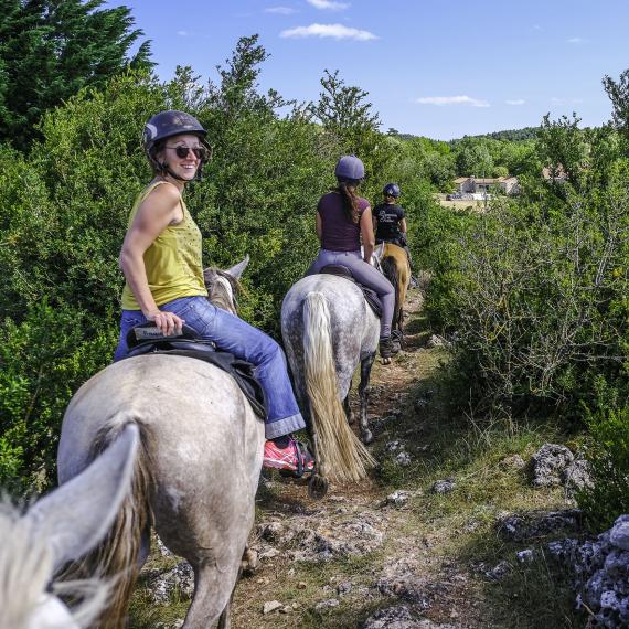 Balade à cheval sur le Larzac © V. Govignon - OTLV