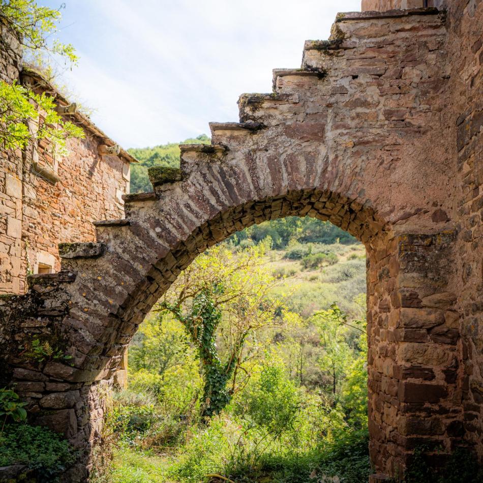 Arche de pierres au village du Cayla en Aveyron