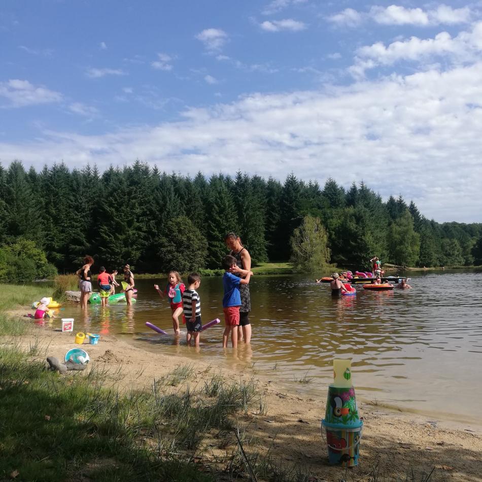 Baignade en famille au lac privé du ©Camping La Rivière