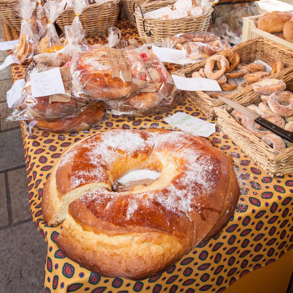 Fouaces sur le marché de Millau ©J. Tomaselli - Tourisme Aveyron