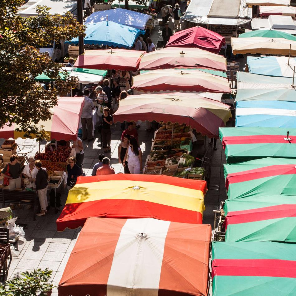 Des étals colorés sur le marché de Rodez ©J. Tomaselli - Tourisme Aveyron
