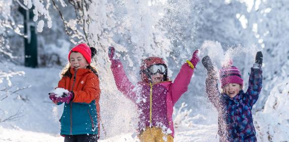 Jeux d'enfants dans la neige en Aubrac © G. Alric - Aveyron Attractivité Tourisme