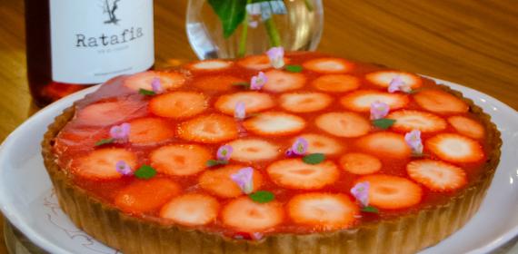 Tarte aux fraises auprès d'Angèle © M. Hennessy Aveyron Attractivité Tourisme