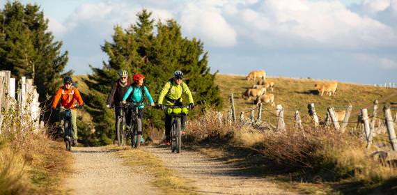 VTT sur l'Aubrac au Printemps ©B. Colomb - Lozère Sauvage, Aveyron Attractivité Tourisme