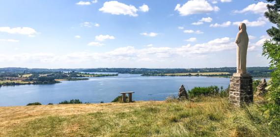 Notre Dame des Lacs, Pareloup © M. Hennessy - Tourisme Aveyron