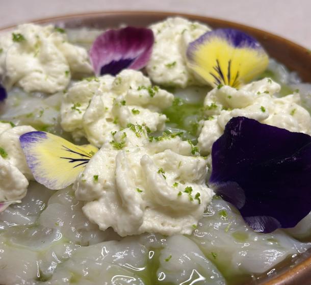 Recette de fêtes, Saint-Jacques crues, huile céléri du Lévézou et espuma au Roquefort ©Niñeta Traiteur – Roquefort Tourisme