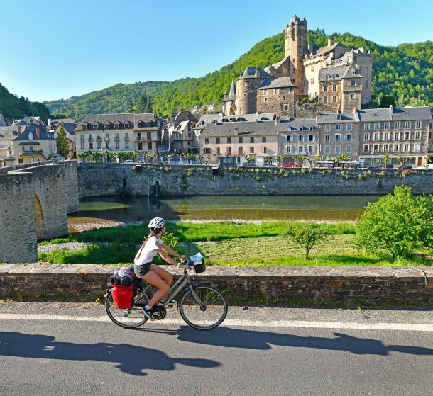 Halte à Estaing, Vallée du Lot à Vélo en Aveyron, V86 ©Joel Damase