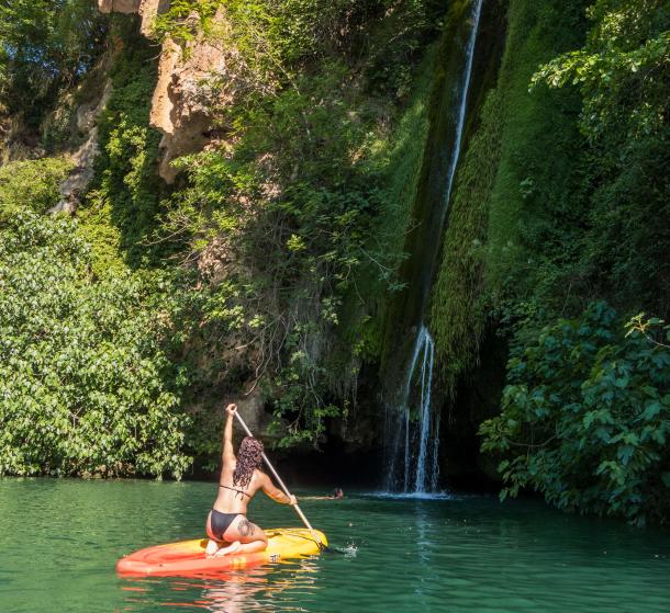Paddle à la Cascade des Baumes dans les Raspes du Tarn ©C. Verschaeve - Office de Tourisme Muse Raspes
