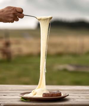 Aligot dans un buron ©B. Colomb - Lozère Sauvage pour PACT Aubrac