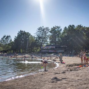 Plage des Rousselleries Lac Pont de Salars ©G. Alric - Tourisme Aveyron