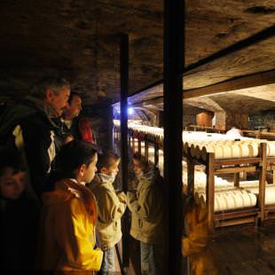 Visite des caves d'affinage Roquefort Société ©D. Martin - OT de Roquefort