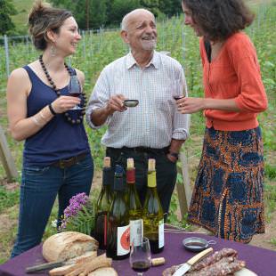 Dégustation dans les vignes AOP-Marcillac ©R.Combal-OTCM