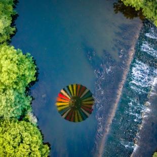 Reflet dans la rivière Aveyron, Vol en montgolfière ©SPL Ouest Aveyron