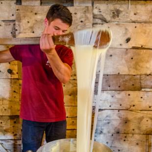 Préparation d'un aligot ©M. Hennessy Aveyron Attractivité Tourisme