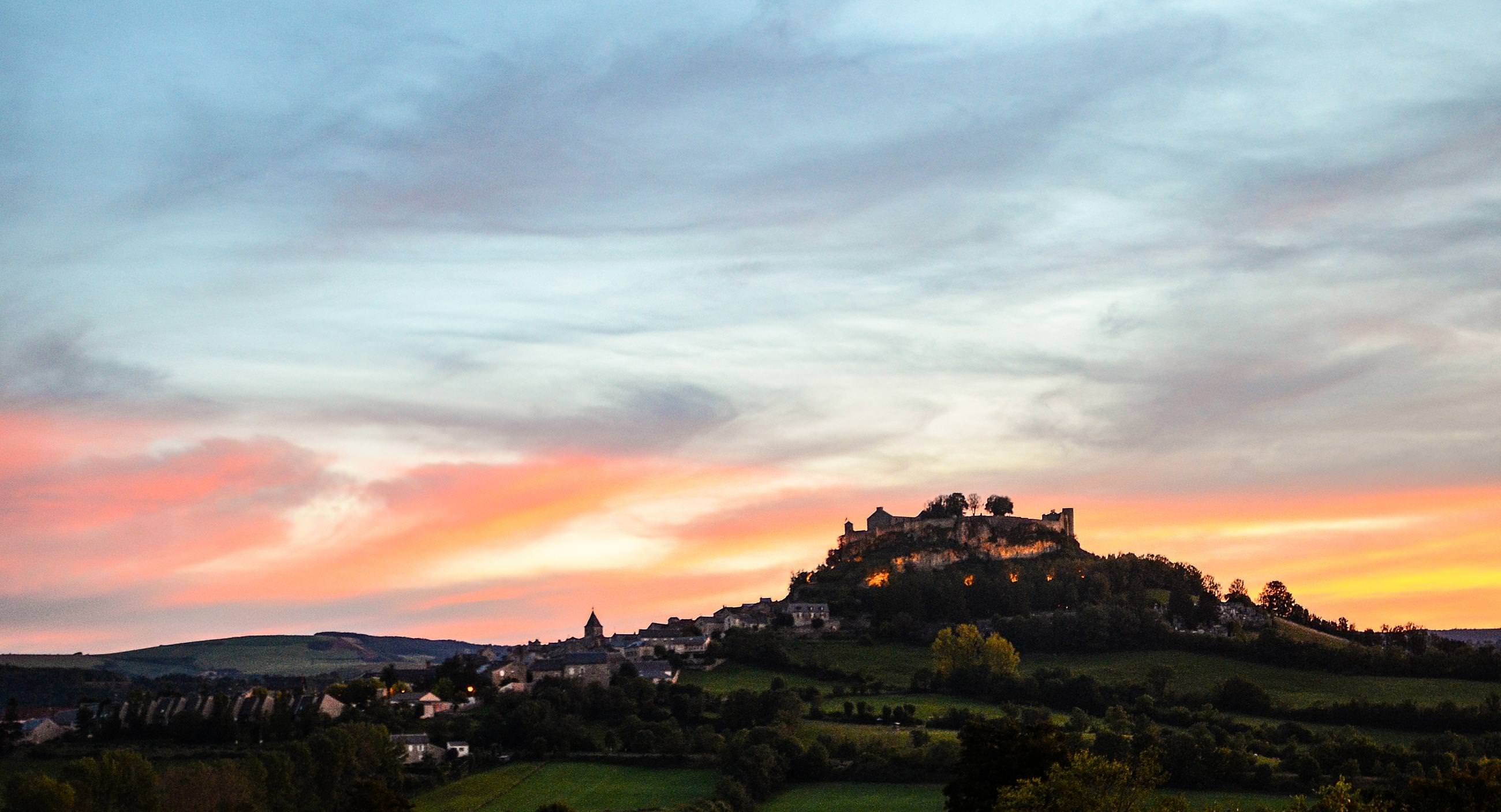 Séverac-le-Château au crépuscule © M. Hennessy - Tourisme Aveyron