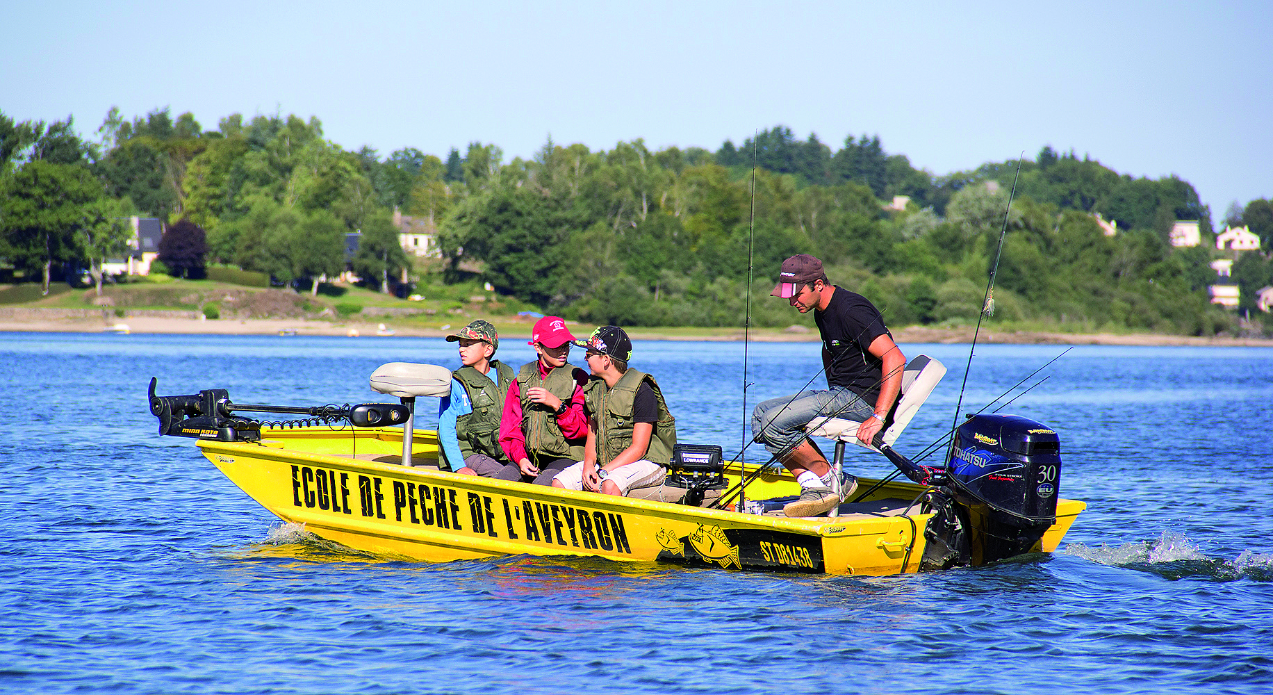 Résultat de recherche d'images pour "bateau pêche lac de pareloup"